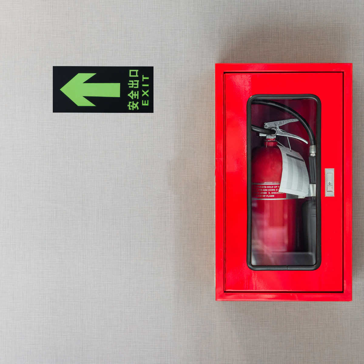 Emergency Exit Sign - สติกเกอร์ติดผนังเรืองแสง 8 ชิ้น ป้ายทางออกฉุกเฉิน ป้ายเตือนไฟไหม้ ป้ายบอกทางในร่มและกลางแจ้ง